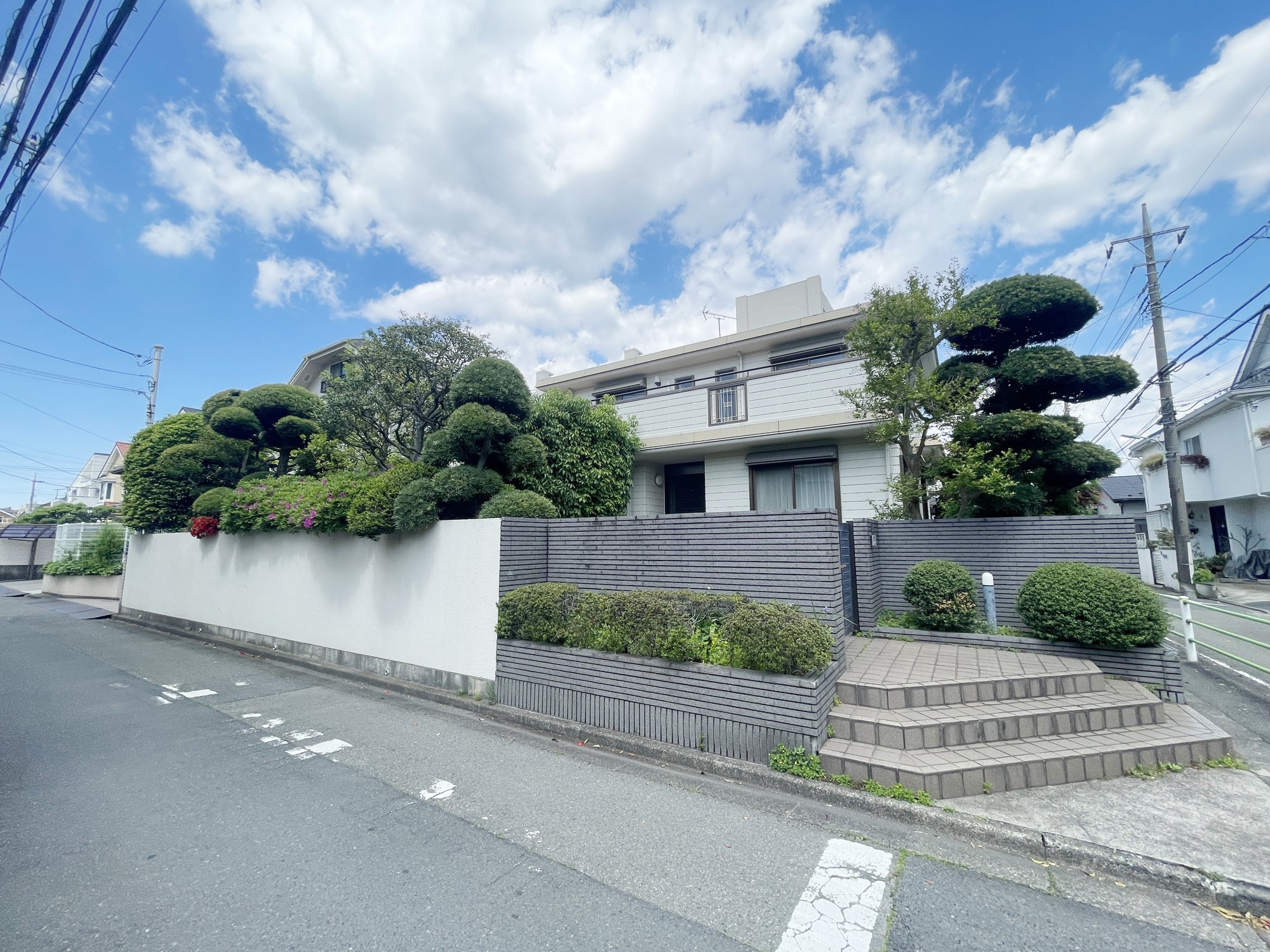 田園調布の外観|クラシカルな高級住宅街・田園調布の優雅な7LDK。1階にダイニングキッチン・バスルーム、2階にミニキッチン・シャワールームが設置されており、多様な生活様式に沿った邸宅です。東南角地で開陽当たり良好。