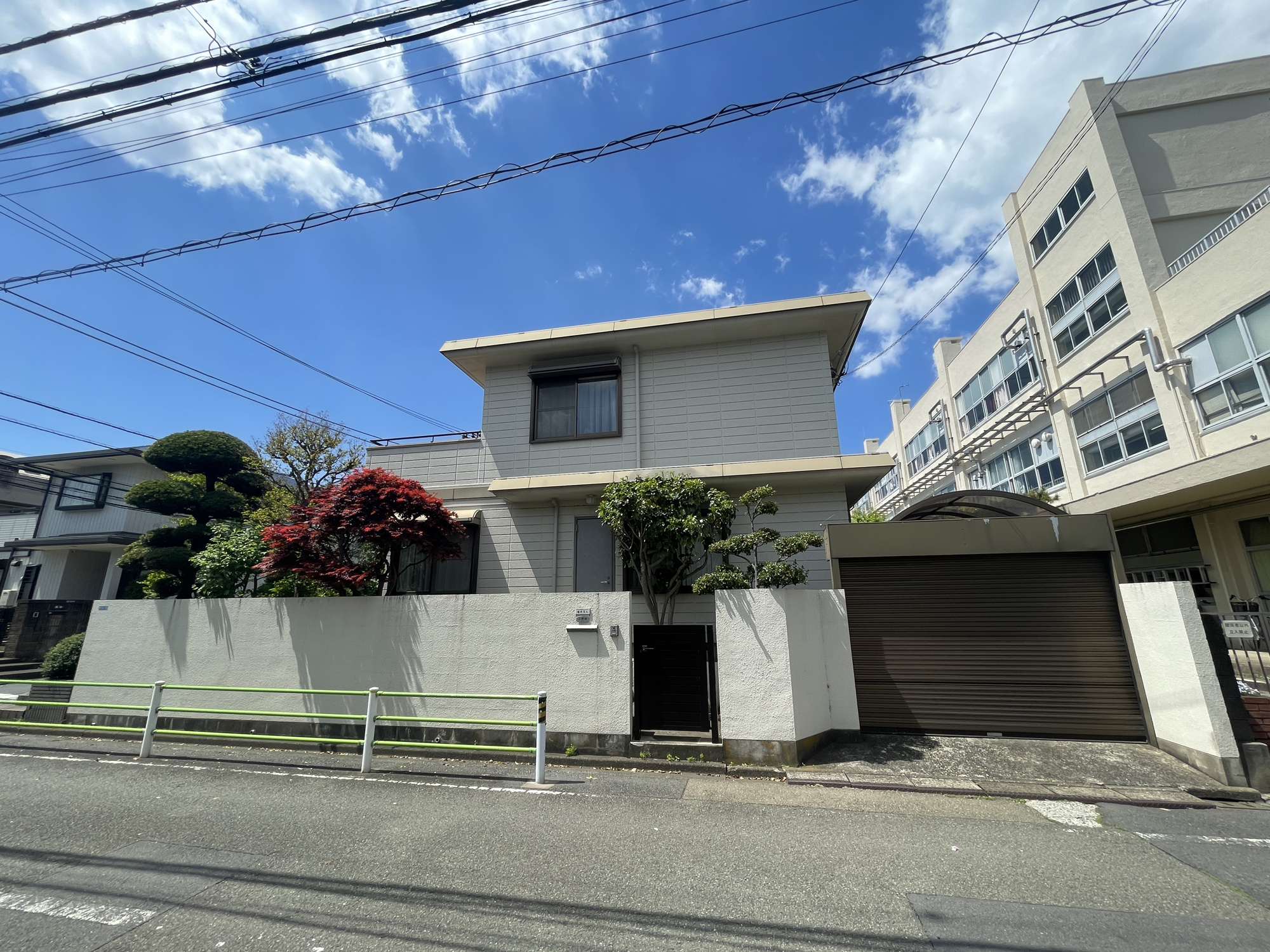 田園調布の前面道路含む現地写真|文化の香り漂う美しい街並みが広がる田園調布に佇む、静謐で穏やかな住まいです。トイレ完備の書斎で上質な在宅ワークも。現地（2026年4月）撮影
