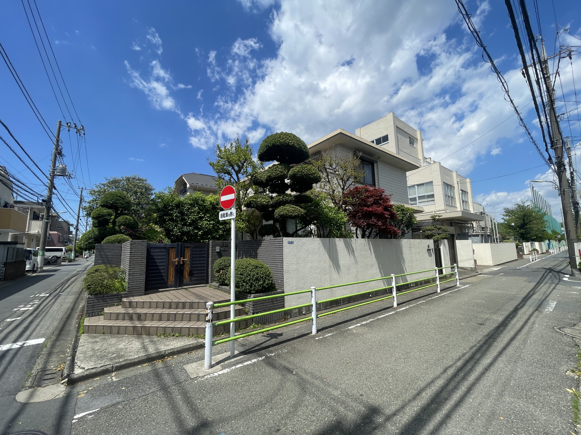田園調布の外観|文化の香り漂う美しい街並みが広がる田園調布に佇む、静謐で穏やかな住まいです。トイレ完備の書斎で上質な在宅ワークも。現地（2026年4月）撮影