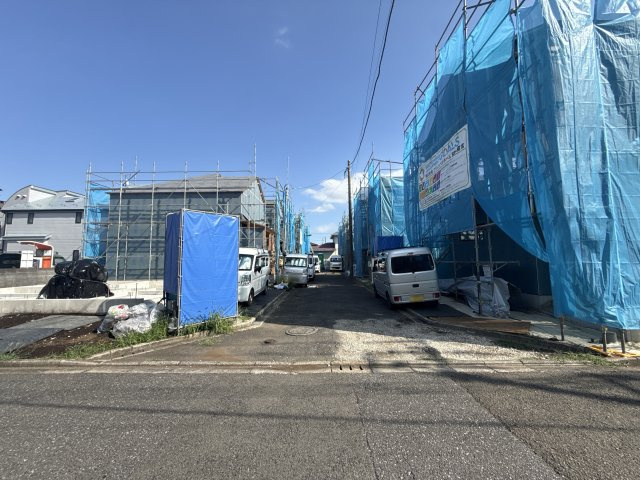 町田駅から歩いて平坦◆カースペース２台　～旭町　新築戸建～全8棟の前面道路含む現地写真|現地の他、お近くのモデルハウスもご案内いたします。ぜひお気軽にお問い合わせください。SIC・WIC・パントリー・3連カップボードで収納量も◎ 人気の旭町エリアで快適な暮らしを叶えます。