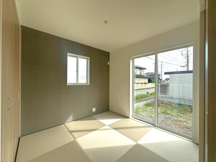 【館林市富士見町全3区画　3号棟　和室】
和室に使用した半畳畳は防汚加工で汚れがしみ込みにくく傷も付きにくいです。縁が無くスタイリッシュな雰囲気であり、洋室と調和がとれています。
