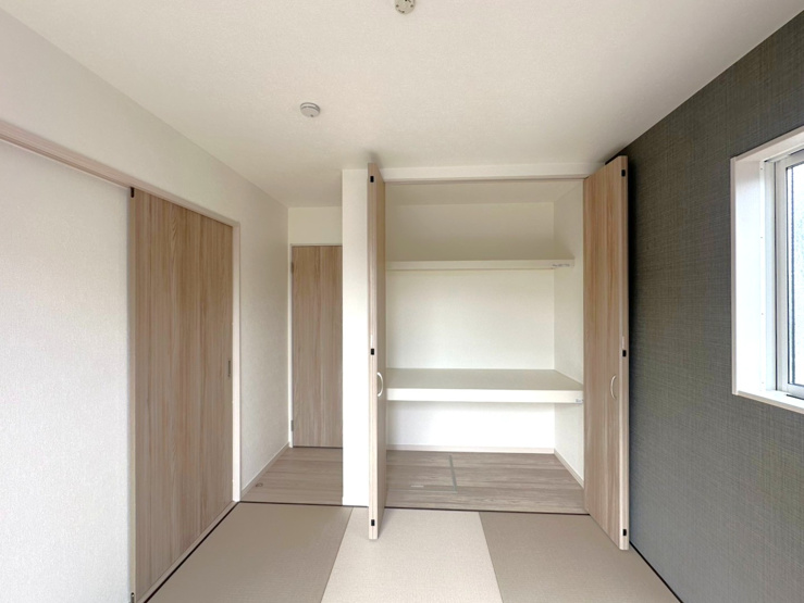 【館林市富士見町全3区画　3号棟　和室収納】
5帖の和室には物入が備え付きです。
