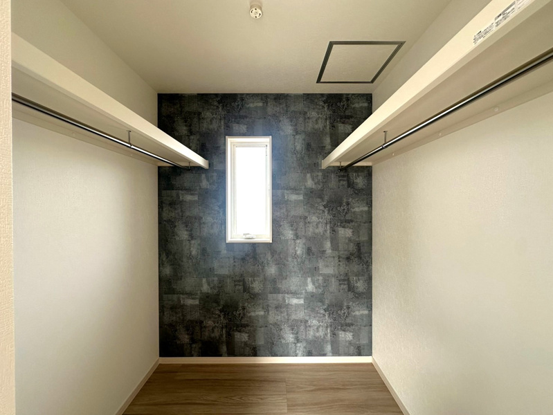 【館林市富士見町全3区画　3号棟　主寝室収納】　
主寝室にあるWICです。ハンガーパイプが2本備え付きです。季節ごとやご夫婦で分けて等便利にご使用できます。