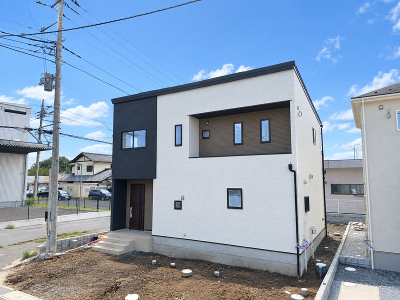 【館林市富士見町全3区画　3号棟　外観完成写真】　
3色の外壁を印象強く貼り分けした外観です。外観の形状にも目を引かれますね。
建物完成！いつでも内覧できます♪※外構工事中(2026.9.12撮影)※