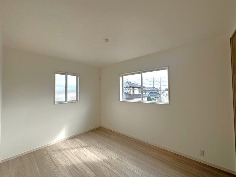 【館林市富士見町全3区画　3号棟　洋室B】
6帖の洋室には南側と東側に窓があり風通しも良くなっています。
