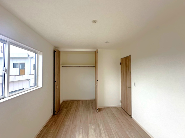 【館林市富士見町全3区画　3号棟　洋室B収納】
6帖の洋室にはクローゼットが備え付きです。