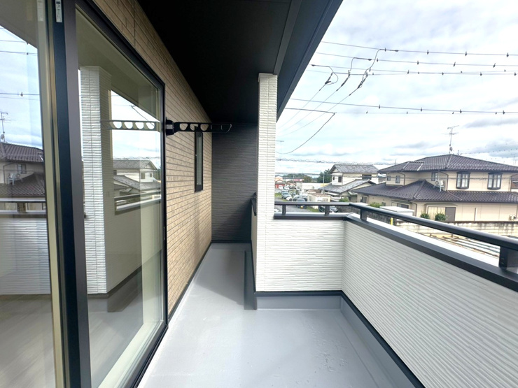 【館林市富士見町全3区画　3号棟　バルコニー】
主寝室から出入りできるバルコニーです。西から東方面を撮影。
