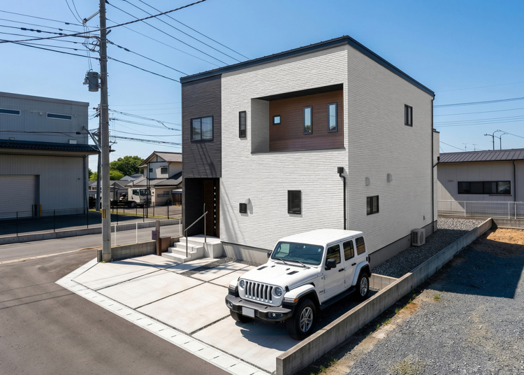 【館林市富士見町全3区画　3号棟　外観完成イメージ】　
3色の外壁を印象強く貼り分けした外観です。外観の形状にも目を引かれますね。※現地写真に完成イメージ画像を合成したものです