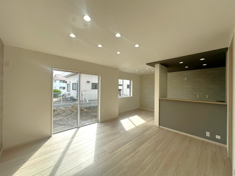 【館林市富士見町全3区画　3号棟　リビング】
16帖のLDKには南側の二つの窓から明るい陽が入りご家族の団らんの場所にぴったりです。