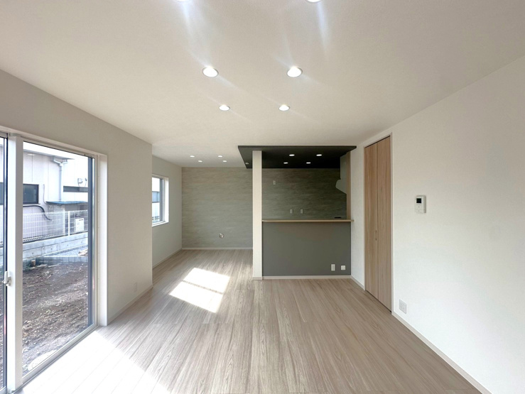 【館林市富士見町全3区画　3号棟　リビング】
16帖のLDKは東側と西側にアクセントクロスを貼り分けましたので変化も楽しめるリビングとなっています。