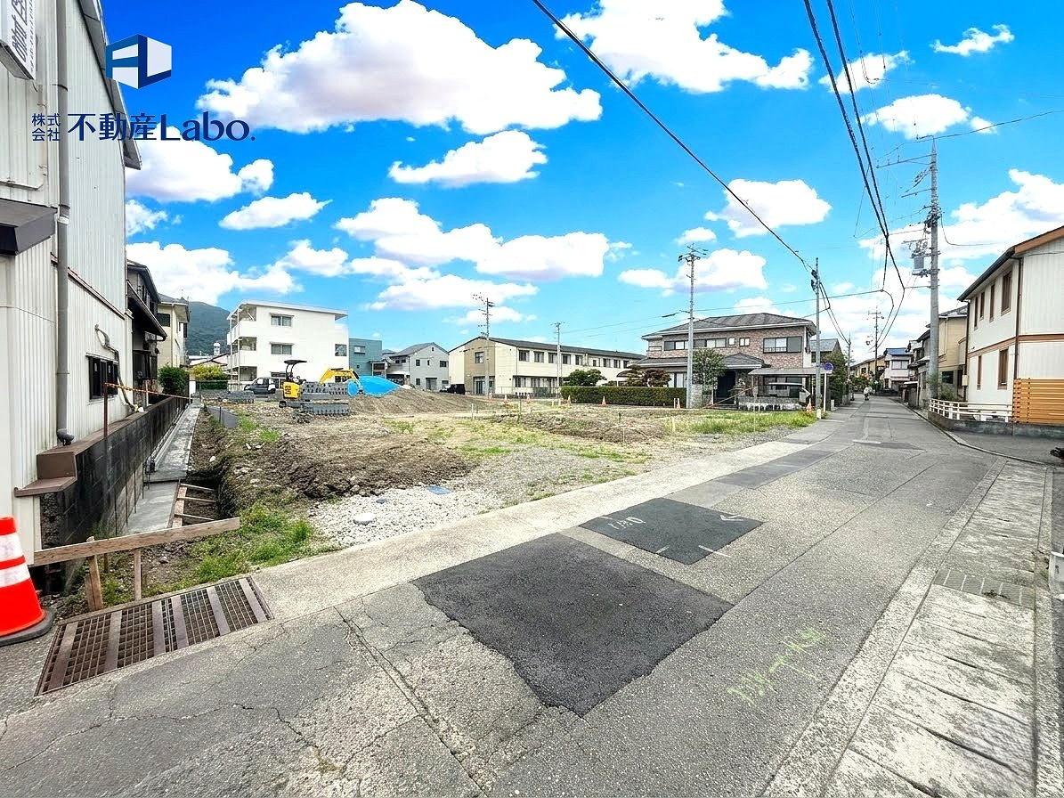 クレイドルガーデン　静岡市葵区新伝馬第3の前面道路含む現地写真|ゆとりのある前面道路で、お車の出し入れもスムーズに行えます♪