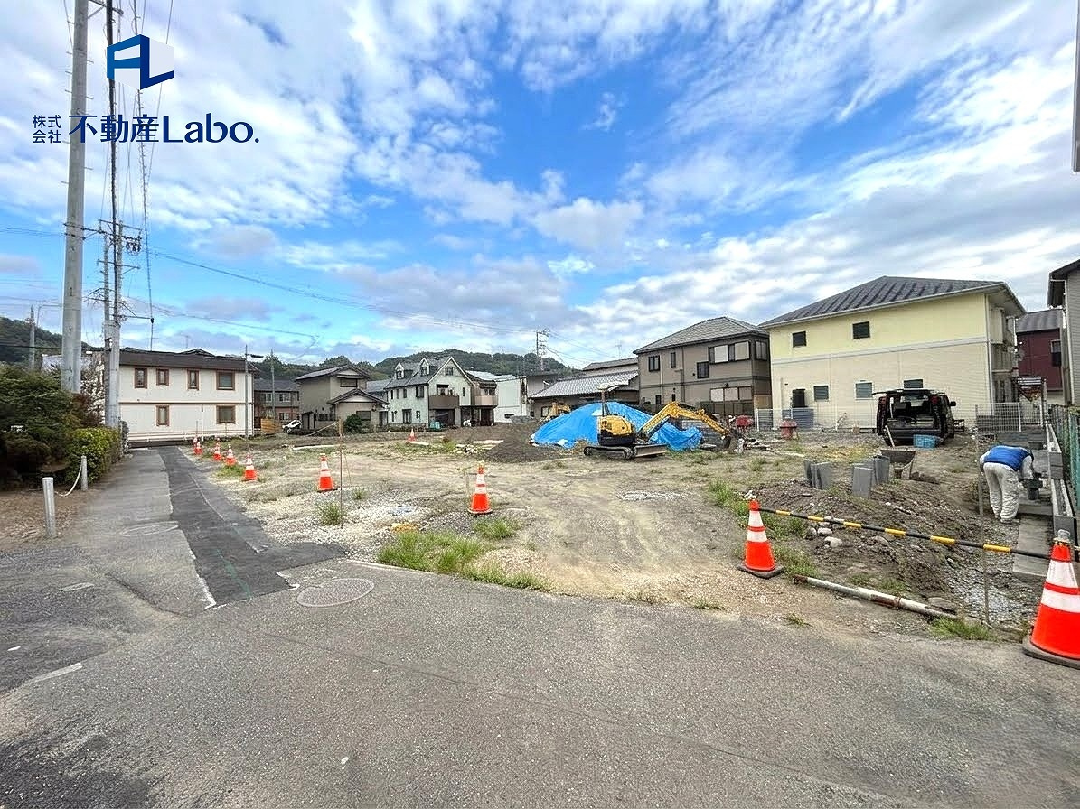 クレイドルガーデン　静岡市葵区新伝馬第3の前面道路含む現地写真|吹抜がありますので、曇りの日でも日差しが入り明るい暮らしを実現できます♪