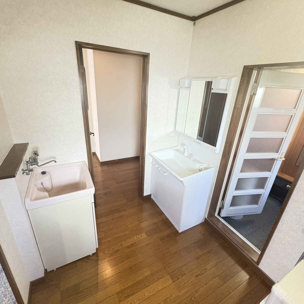 登別市桜木町5丁目12-164　中古住宅の独立洗面台