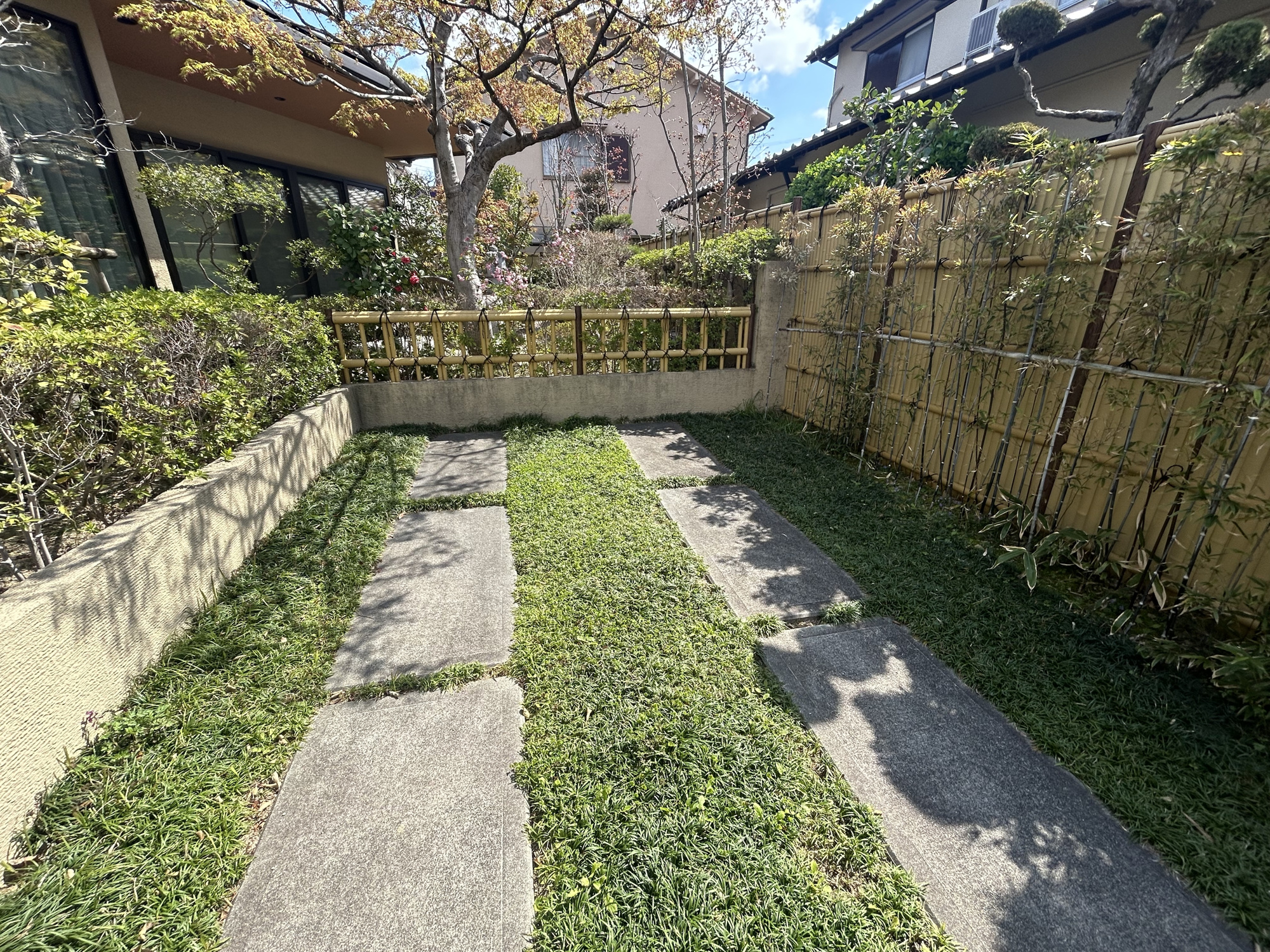 宝塚市鶴の荘　戸建　の駐車場