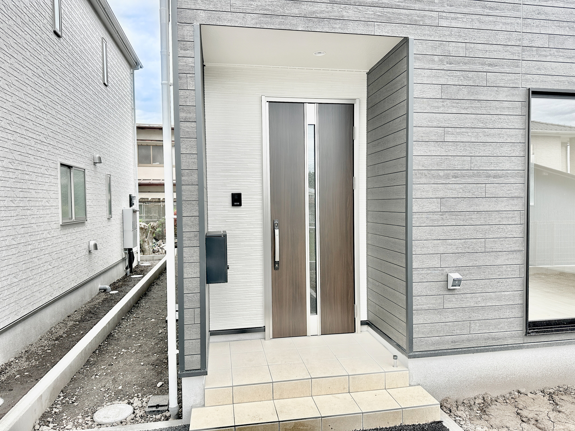 日光市平ケ崎の新築一戸建の玄関|玄関上は屋根があるので雨の心配いらず♪
