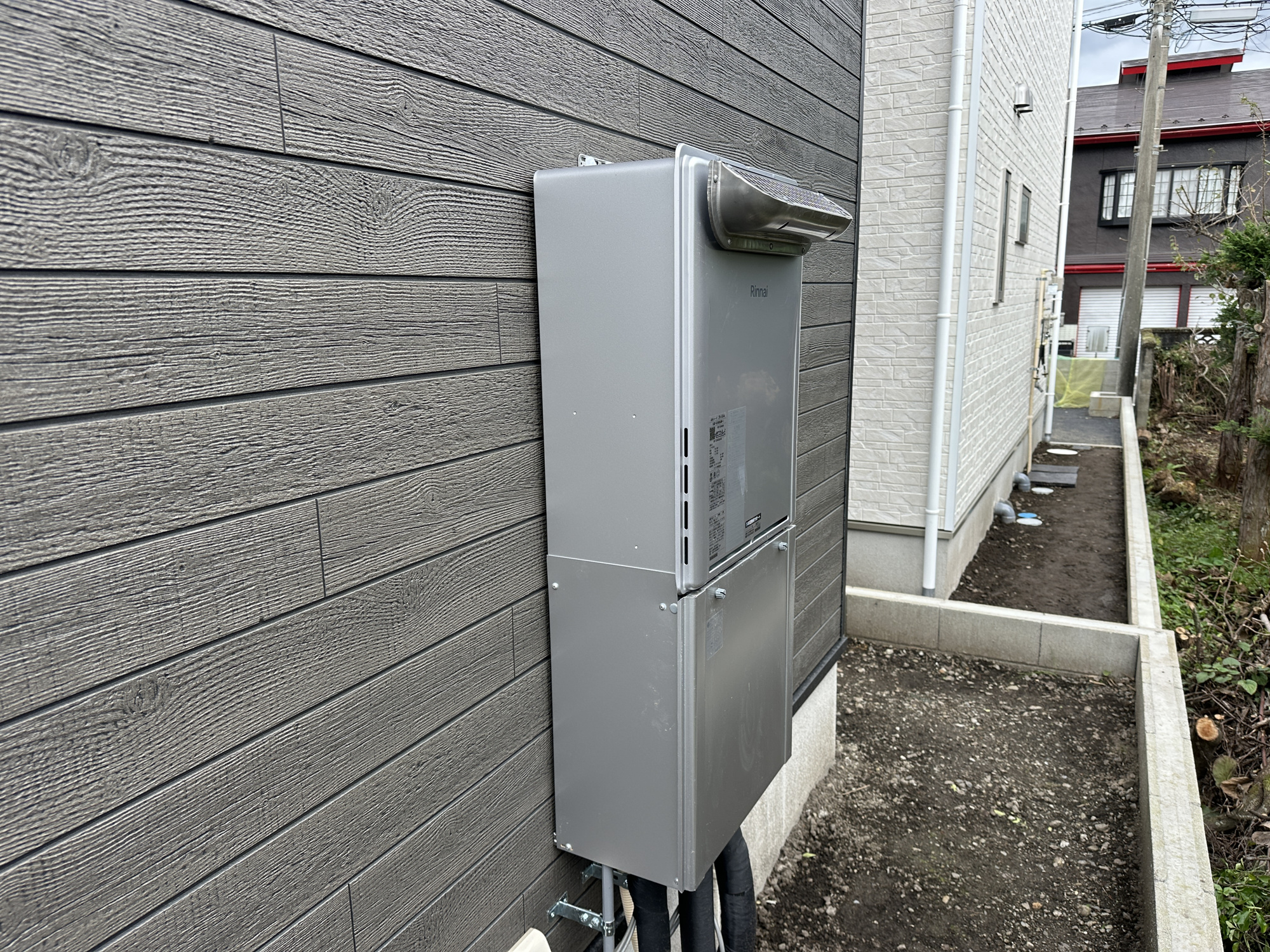 日光市平ケ崎の新築一戸建の発電・温水設備|月々のガス代が優しい高効率給湯器♪