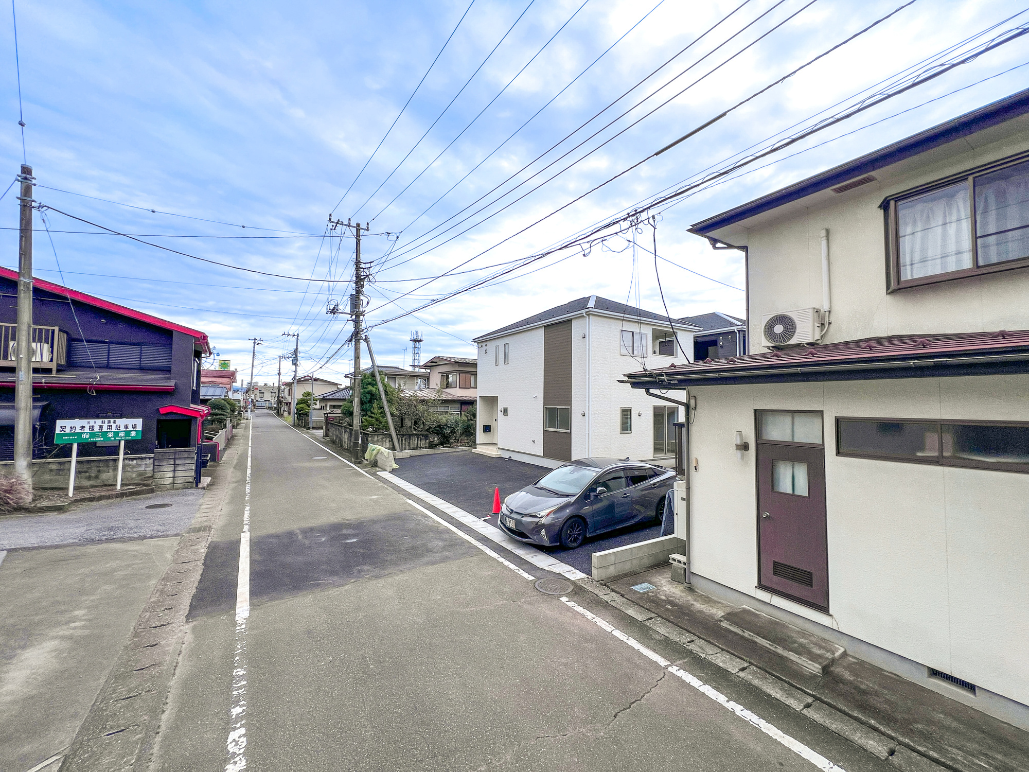 日光市平ケ崎の新築一戸建の前面道路含む現地写真|低層の一戸建てを中心とした街並みが整然と続き、周辺は高い建物が建っていないので、採光や開放性に恵まれ、空が広く緑の多い閑静な趣を感じる環境です。


