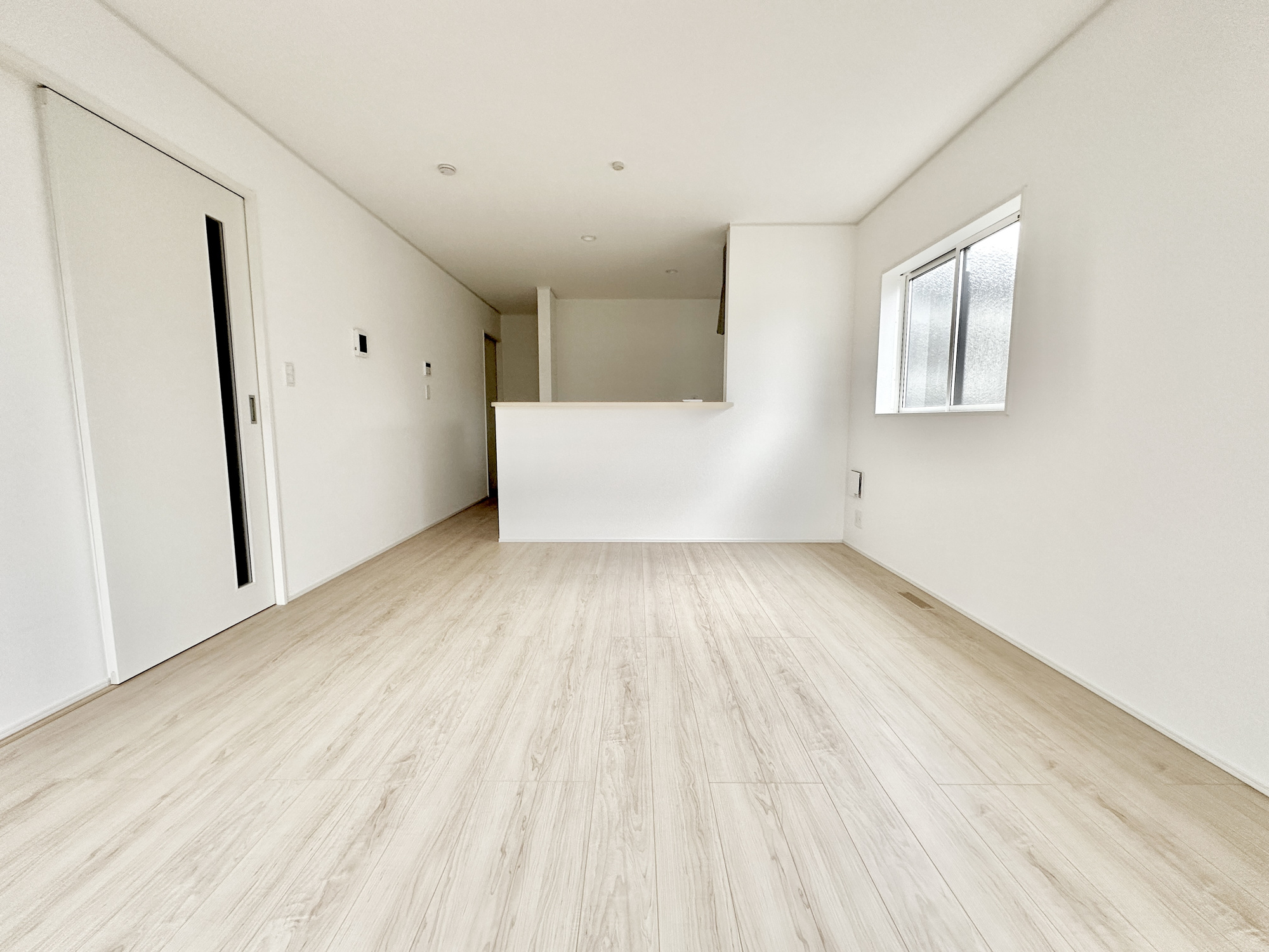 日光市平ケ崎の新築一戸建の居間・リビング|南向きに大きく開いた窓からは、明るい陽射しが射し込みます。
爽やかな風が吹き抜ける心地良いリビングには、自然と家族が集まります。