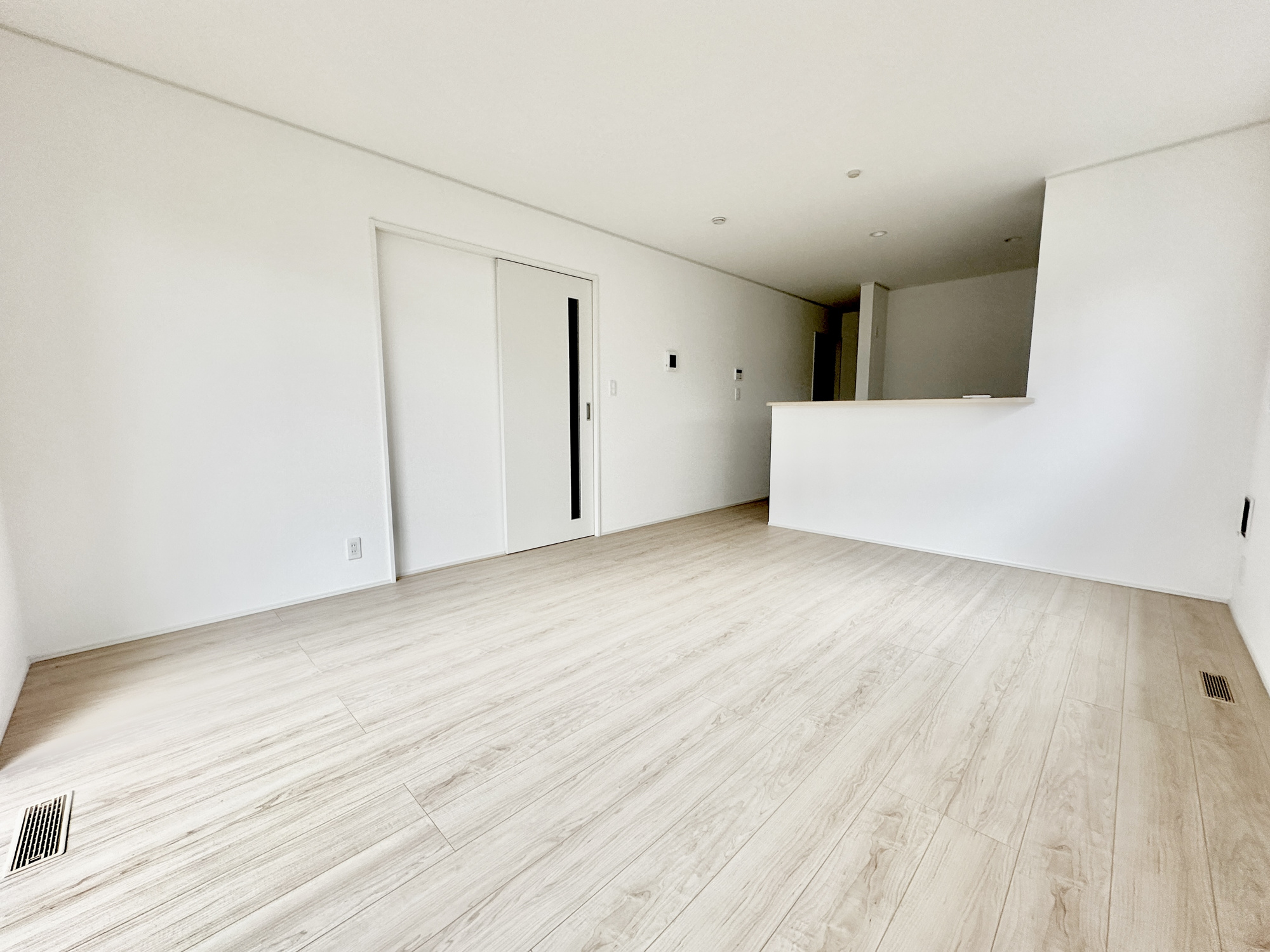 日光市平ケ崎の新築一戸建の居間・リビング|室内にいても、たっぷりの陽光と爽やかな風を感じて頂ける、開放感あふれるリビングです。
ご家族と穏やかに過ごす、心地の良い時間が流れます。