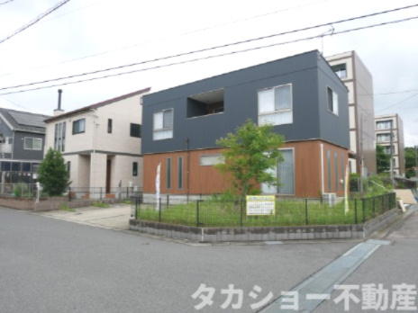 市原市青葉台1丁目　中古戸建の外観|東南道路の角地!!
駐車場は2台、車種によっては3台駐車可能です☆