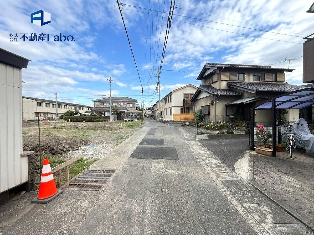 クレイドルガーデン　静岡市葵区新伝馬第3の前面道路含む現地写真|青空に映える新築住宅を建築中♪
完成後の暮らしをイメージしてみませんか？♪