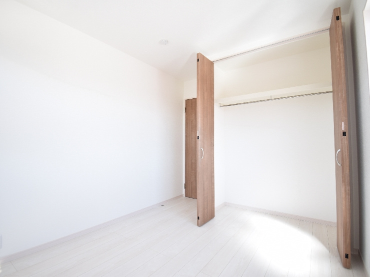 【７号棟：洋室クローゼット】各洋室には使い勝手の良いクローゼットを備えております。衣類や日用品をすっきり収納でき、快適な空間づくりに役立ちます