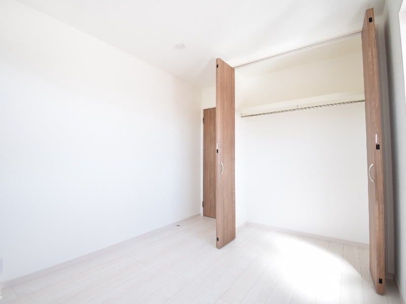 【７号棟：洋室クローゼット】各洋室には使い勝手の良いクローゼットを備えております。衣類や日用品をすっきり収納でき、快適な空間づくりに役立ちます