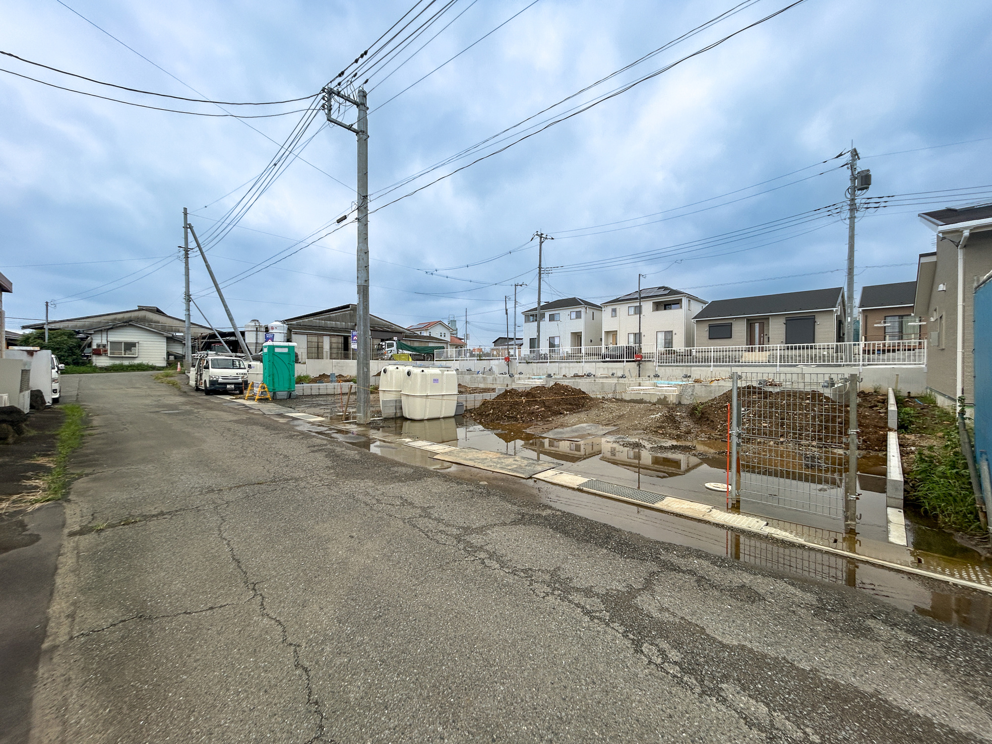 高崎市箕郷町上芝第9　新築住宅全3棟の前面道路含む現地写真|低層の一戸建てを中心とした街並みが整然と続き、周辺は高い建物が建っていないので、採光や開放性に恵まれ、空が広く緑の多い閑静な趣を感じる環境です。

