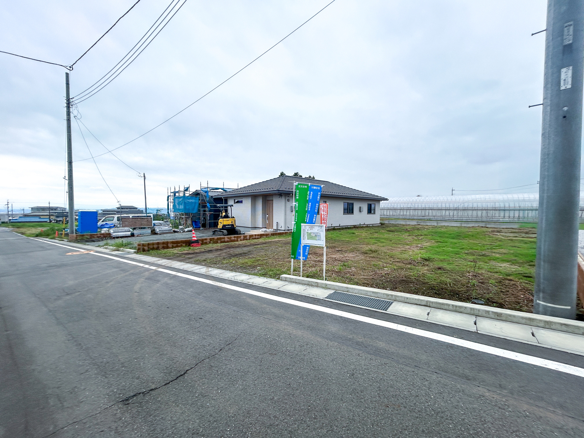 高崎市箕郷町矢原　　新築住宅全1棟の前面道路含む現地写真|低層の一戸建てを中心とした街並みが整然と続き、周辺は高い建物が建っていないので、採光や開放性に恵まれ、空が広く緑の多い閑静な趣を感じる環境です。

