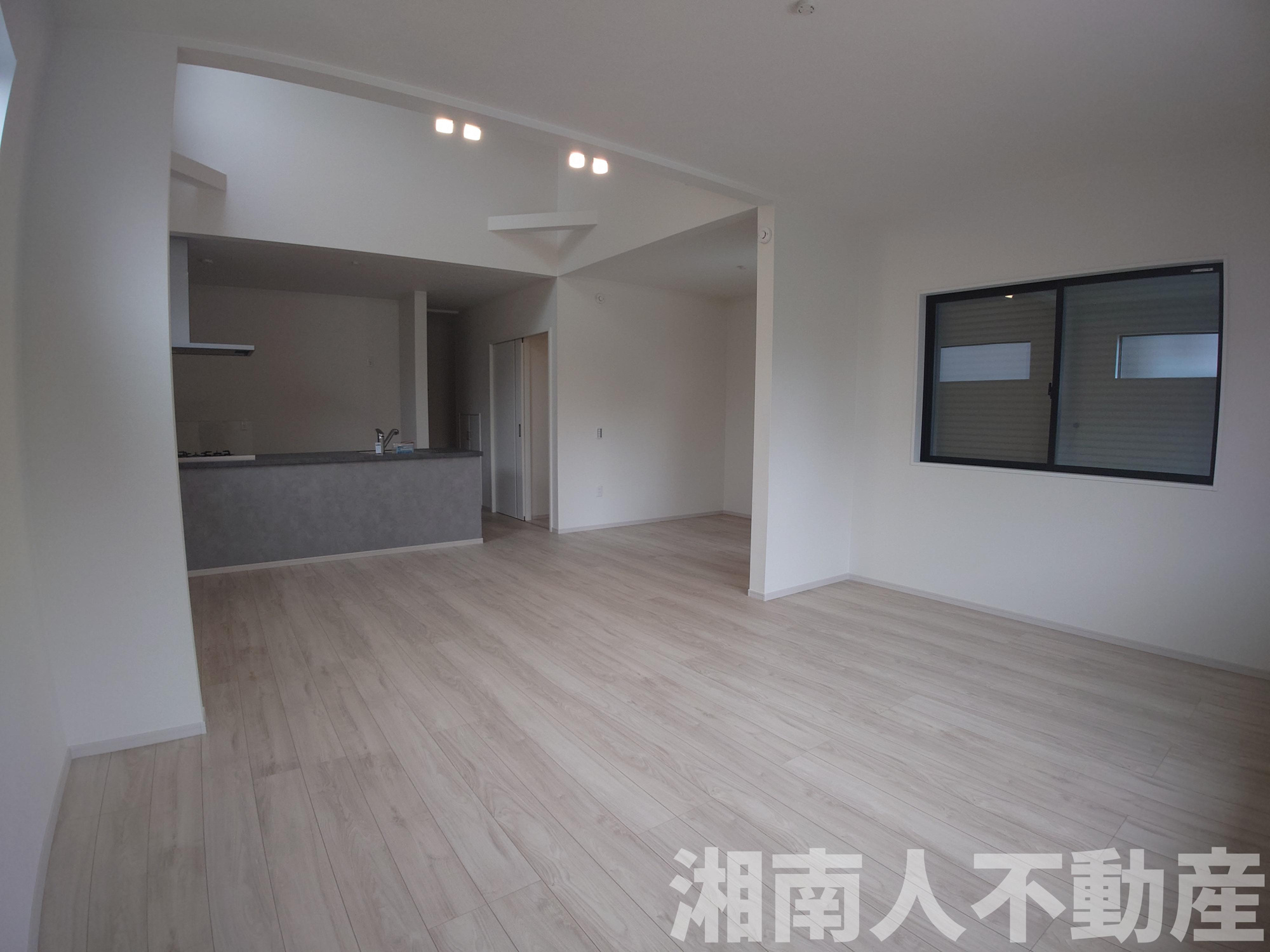 平塚市達上ケ丘１４６３－１新築戸建ての居間・リビング|こちらのリビングで趣味の時間をお楽しみください