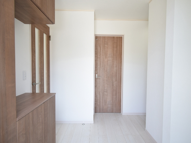 【９号棟：土間収納】土間収納には、可動棚とハンガーパイプ付き。窓付きなので通気性に優れ、湿気や臭いを気にすることなく収納することができます