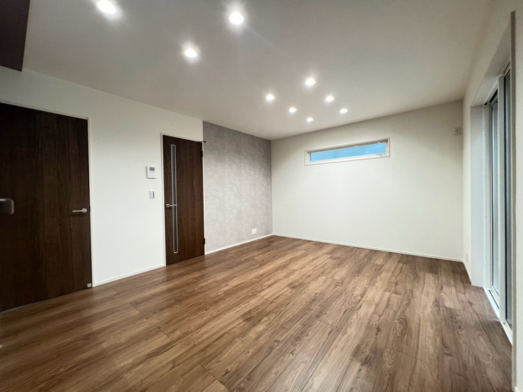 【坂戸市鎌倉町6号棟 リビング】広々14.6帖のリビング。家族みんなが集まってゆったりと寛ぐことができます。
