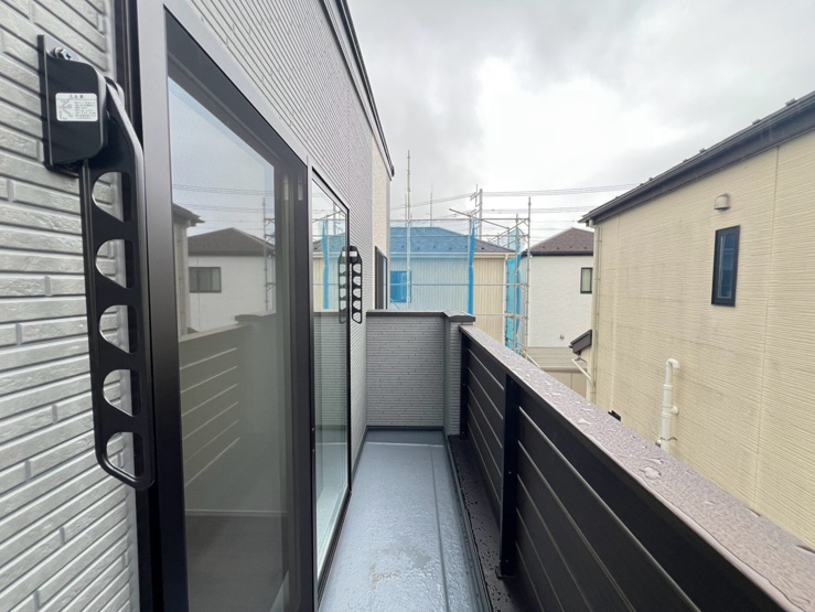 【坂戸市鎌倉町6号棟 バルコニー】雨で汚れが落ちやすい特徴も併せ持ち美しさが長持ちします。