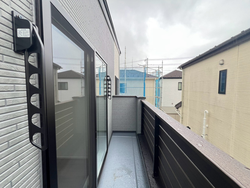 【坂戸市鎌倉町6号棟 バルコニー】雨で汚れが落ちやすい特徴も併せ持ち美しさが長持ちします。