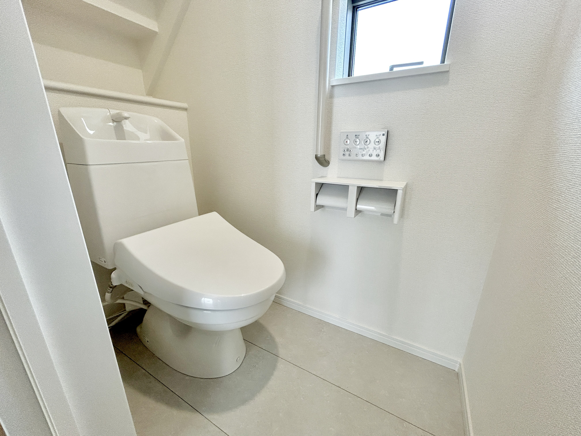 渋川市石原　新築住宅全3棟のトイレ|節水型でエコなトイレには、今では当たり前の洗浄付き。便座を温める機能もついていて、居心地良くてトイレから出られなくなるかも！換気用に換気扇はもちろん、窓も着いているので常に快適ですね♪