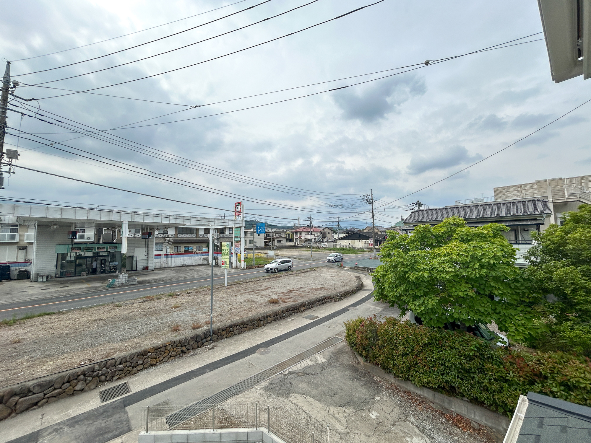 渋川市石原　新築住宅全3棟の展望|閑静な住宅地で子育て家族にピッタリ。毎日のお散歩も快適な緑に恵まれたエリアで、自然に包まれた穏やかな暮らしを実現するための、ゆとりある住環境が整っています。緑の潤いを感じながらホッと生活できそう。