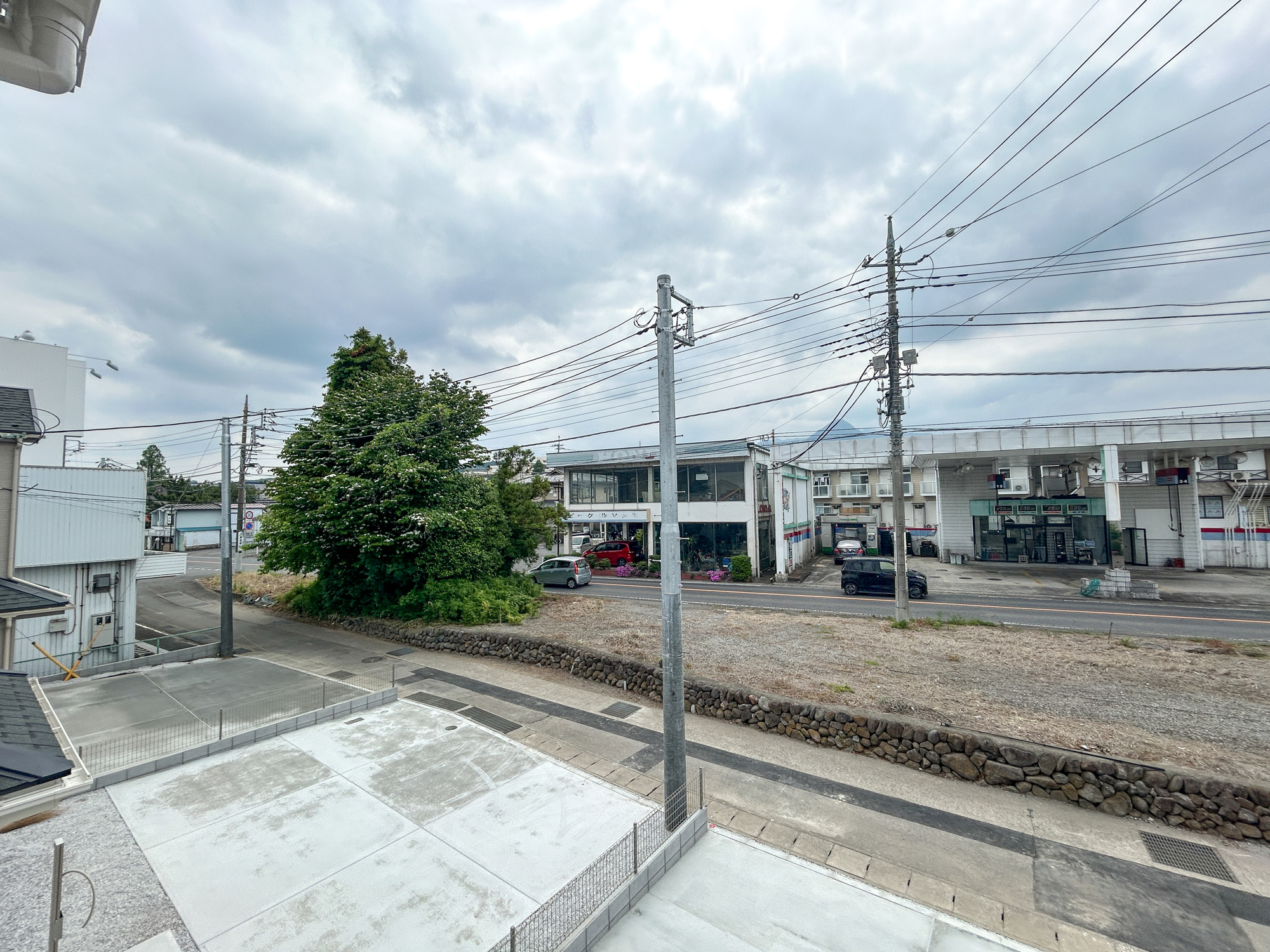 渋川市石原　新築住宅全3棟の展望|低層の一戸建てを中心とした街並みが整然と続き、周辺は高い建物が建っていないので、採光や開放性に恵まれ、空が広く緑の多い閑静な趣を感じる環境です。