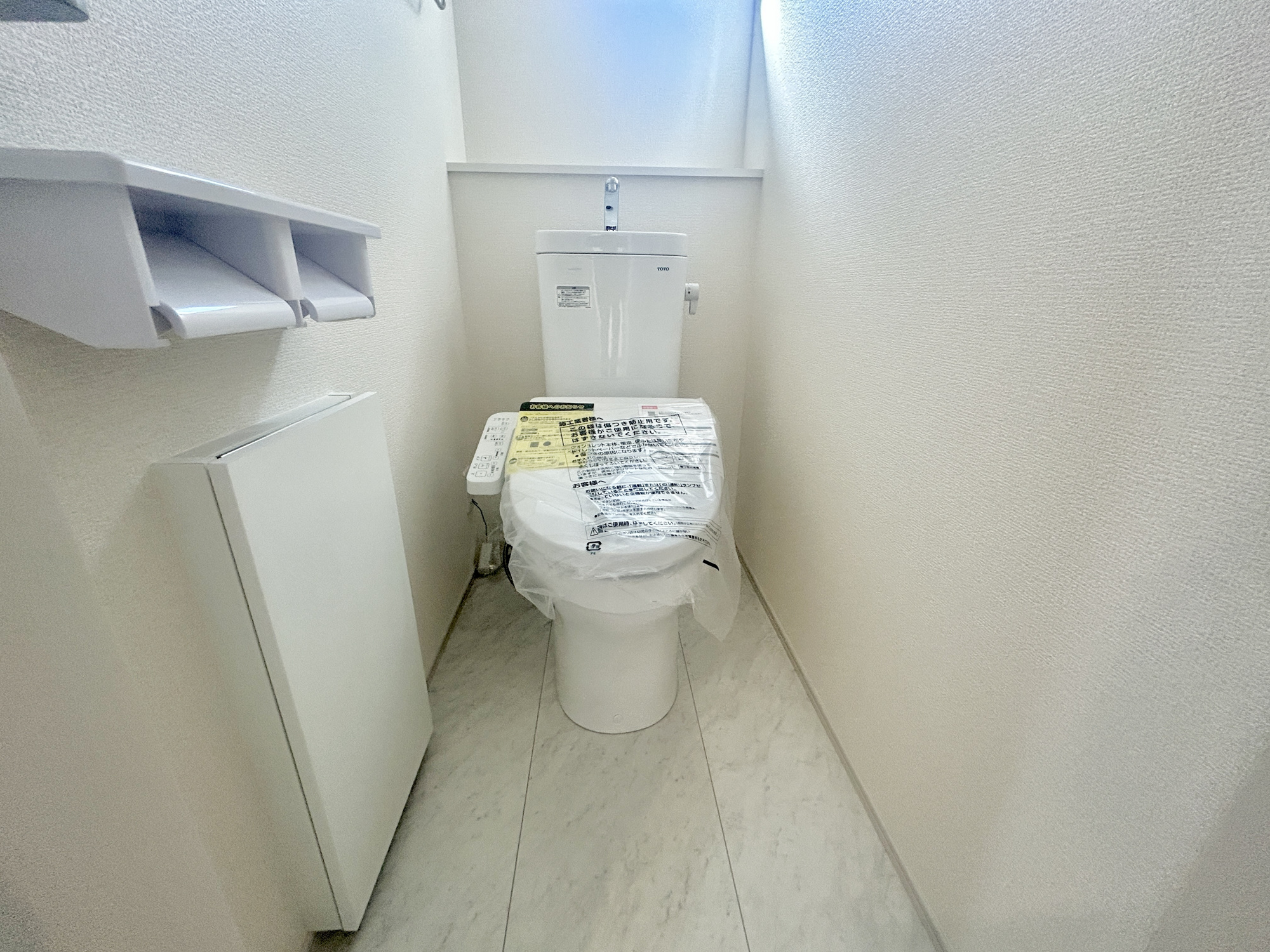 第8渋川市半田　新築住宅全1棟のトイレ|節水型でエコなトイレには、今では当たり前の洗浄付き。便座を温める機能もついていて、居心地良くてトイレから出られなくなるかも！換気用に換気扇はもちろん、窓も着いているので常に快適ですね♪