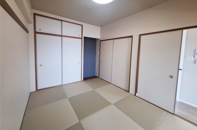 スペリオシティ泉北深井の和室|和室：半帖畳新調、クロスと襖を貼替え済み。