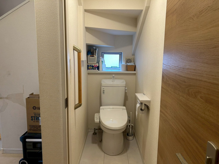 上尾市大字瓦葺　□手すり付　トイレでの方向転換や座る・立つといった不安定な動作をサポートし、転倒事故を防ぐ役割があります。