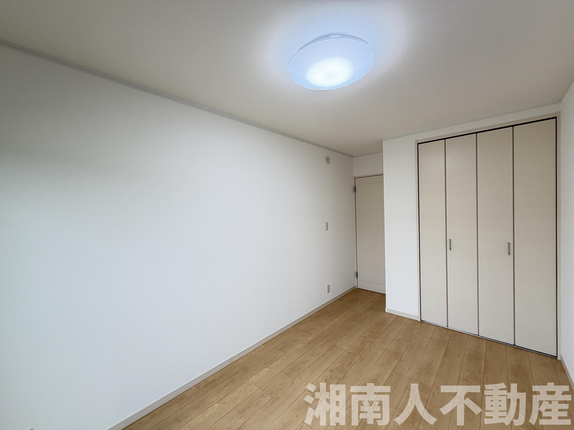 鎌倉市腰越1丁目１０－４３－２戸建の洋室|落ち着いた色調の洋室です