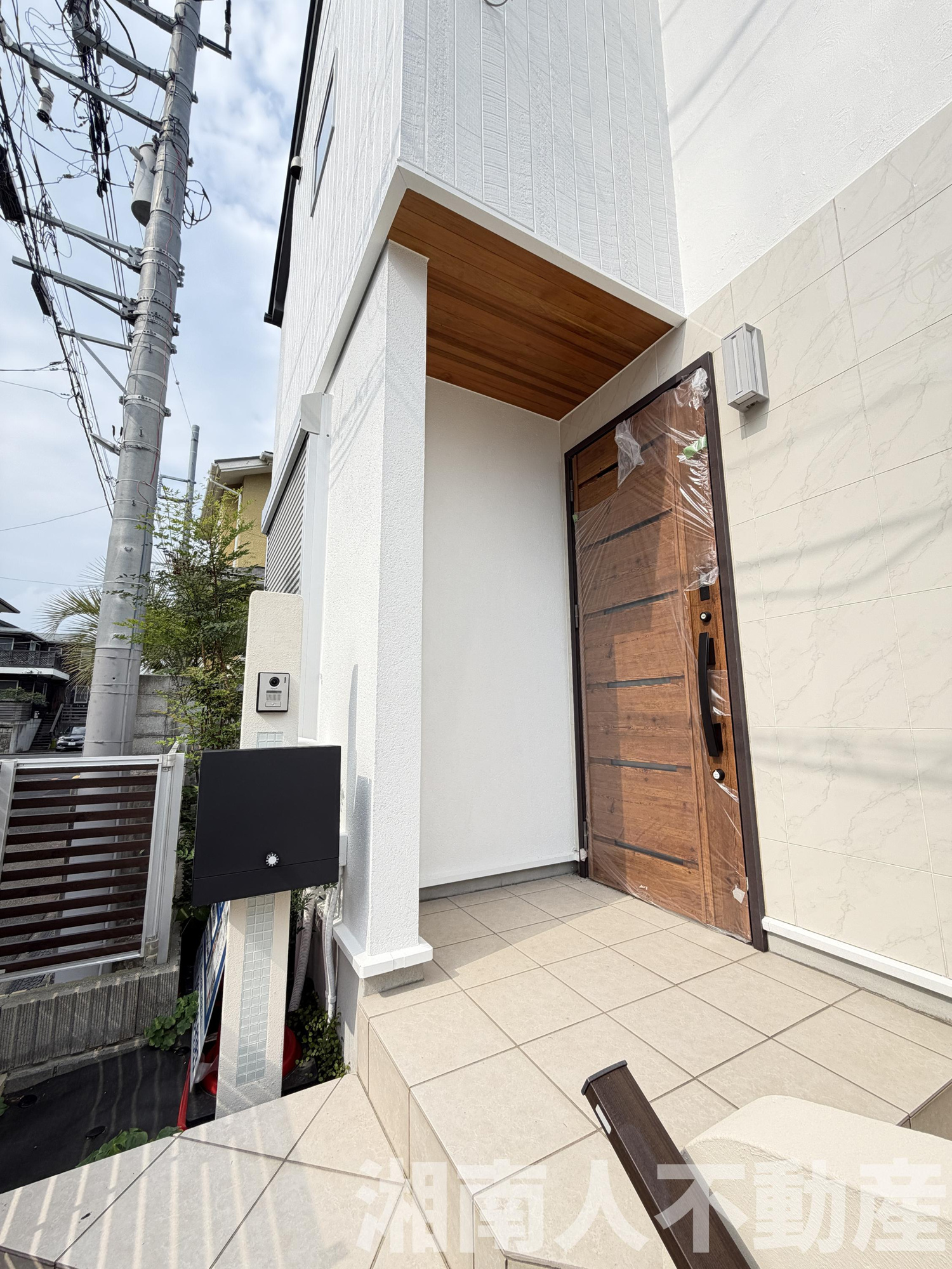 鎌倉市腰越1丁目１０－４３－２戸建の玄関|明るい玄関です