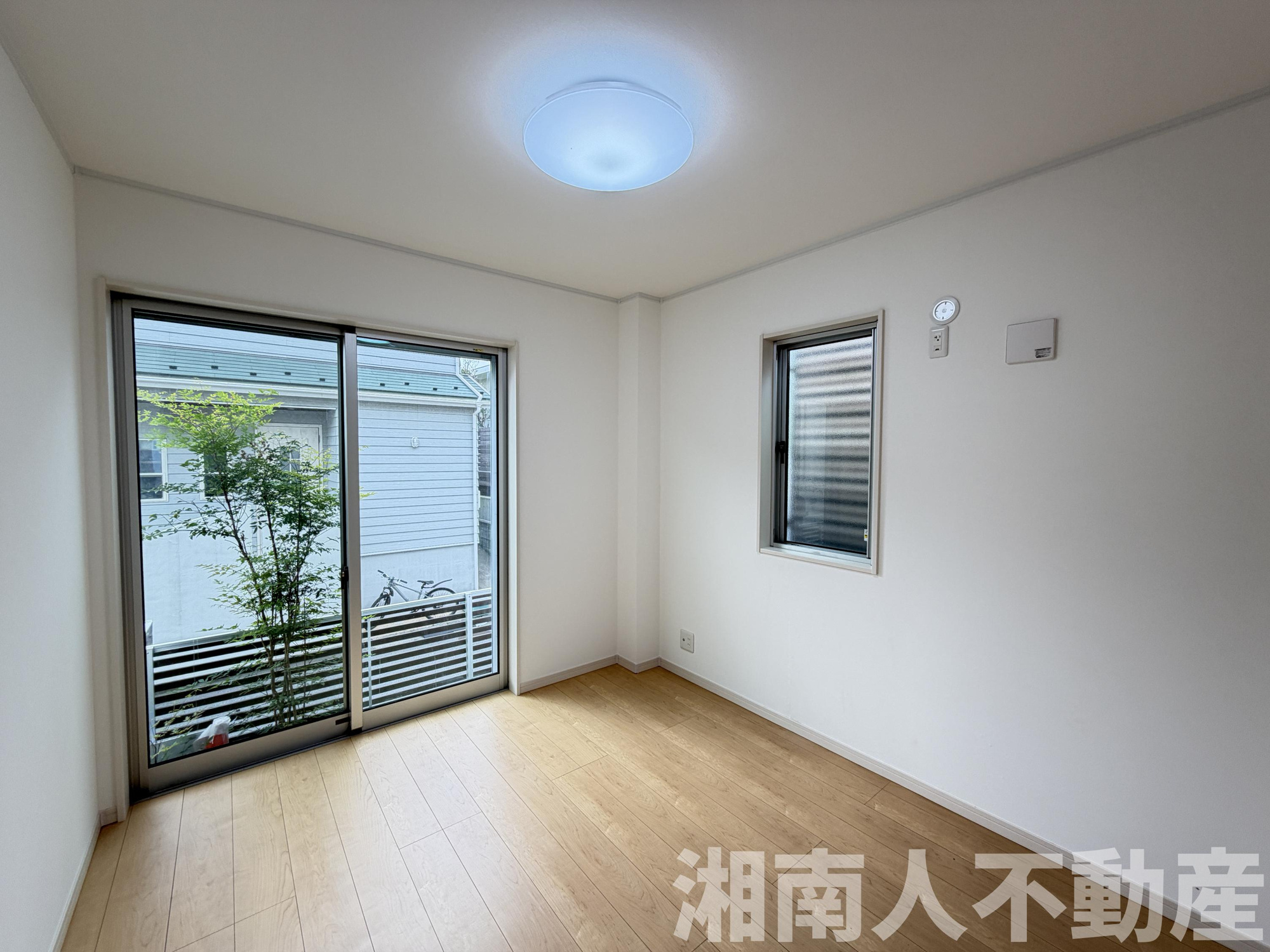 鎌倉市腰越1丁目１０－４３－２戸建の洋室|落ち着いた色調の洋室です