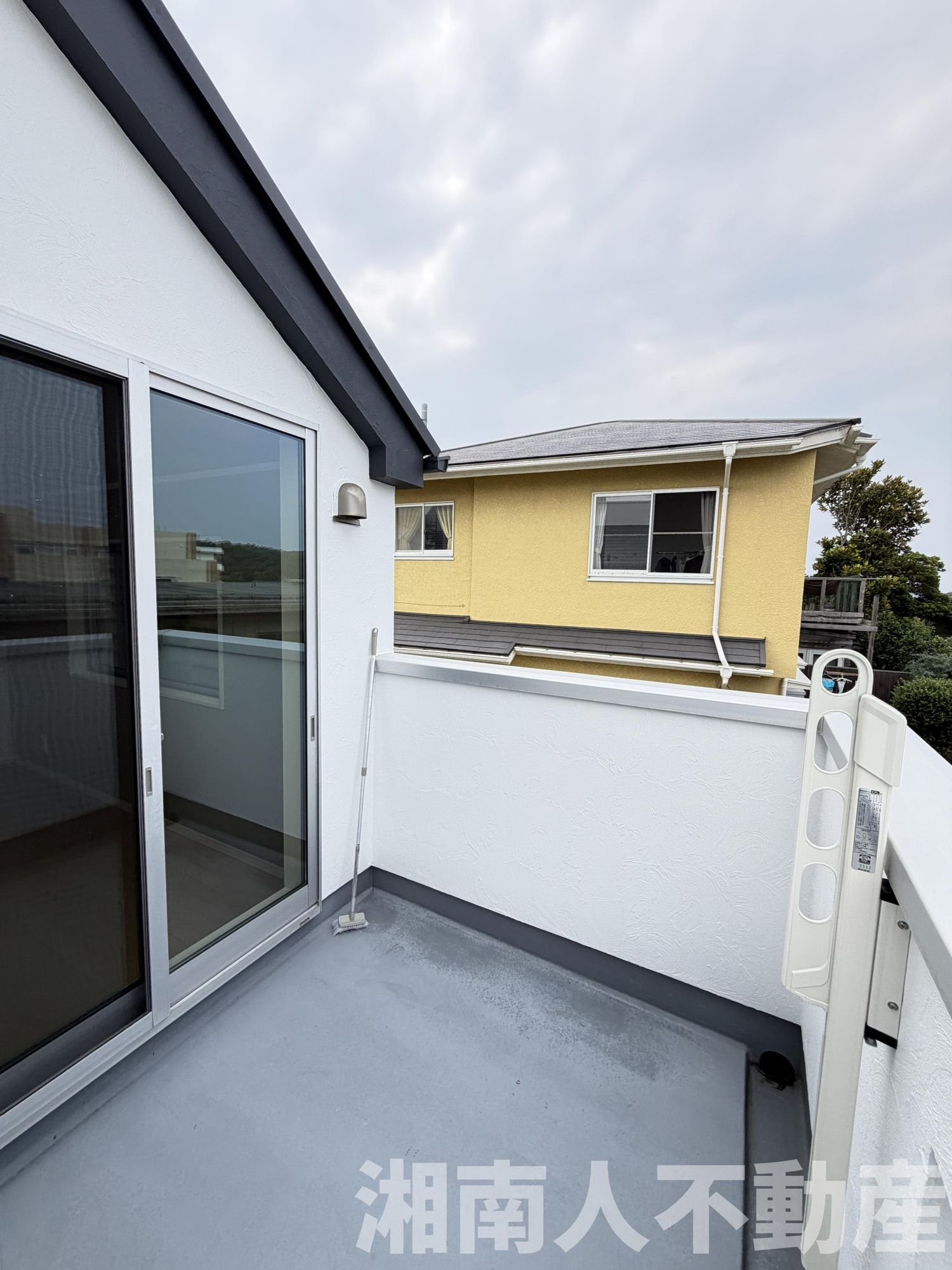 鎌倉市腰越1丁目１０－４３－２戸建のバルコニー|落ち着いた時間を過ごせるバルコニーです
