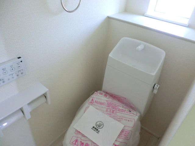 1Fトイレ　換気も出来る窓付き。