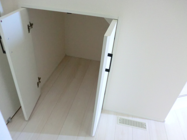 階段下収納。1Fトイレ横ですのでトイレットペーパー等収納に。