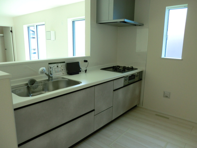換気も出来る窓付きキッチン。使い易いシステムキッチンです。