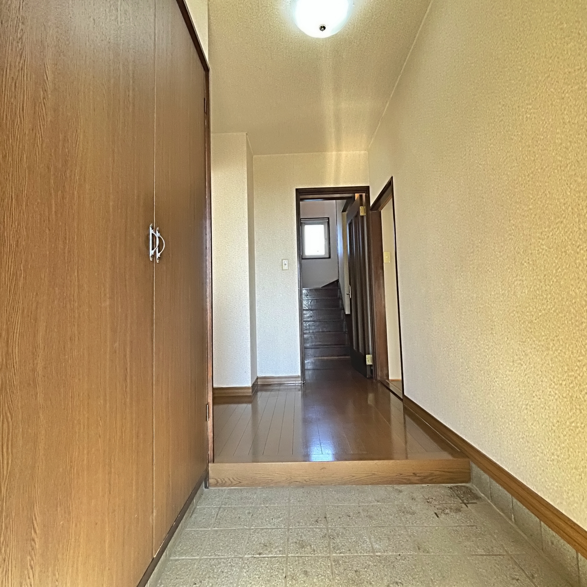 室蘭市白鳥台1丁目24-22　中古住宅の玄関
