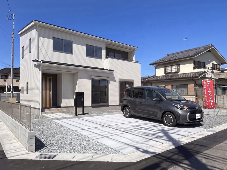 【１号棟　外観】原材料の天然石に顔料・粘土・水ガラスを使用したセラミックコーティングを施した屋根材。コーティングで自然な色合いを維持します♪（※完成イメージ画像）
