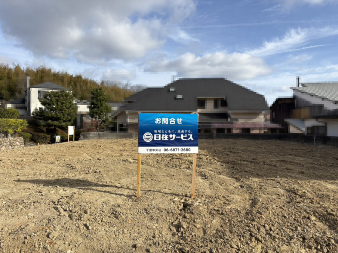 吹田市高野台5丁目の外観|前面道路　西側から撮影